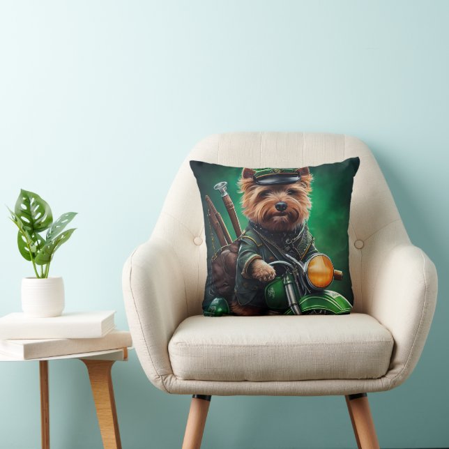 Australische Terriër rijdt op fiets St. Patrick's  Kussen (Stoel)