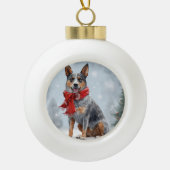 Australische vee Hond in Sneeuw Kerstmis Keramische Bal Ornament (Voorkant)