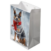 Australische vee Hond in Sneeuw Kerstmis Medium Cadeauzakje (Achterkant Gekanteld)