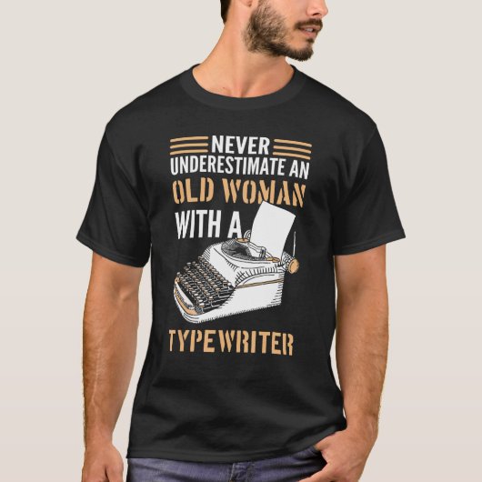 Auteur onderschat nooit een oude vrouw met een typ t-shirt (Voorkant)