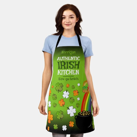 Authentic Irish Kitchen met Jouw naam over Groen Schort (Gedragen)
