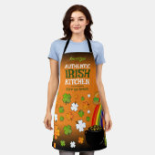 Authentic Irish Kitchen met Jouw naam over ORANJE Schort (Gedragen)