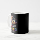 Autism Awareness Cute Giraffe Het is oké om anders Koffiemok (Voorkant links)