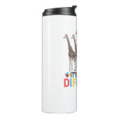 Autisme Awareness Cute Giraffe Animal Het is oké o Thermosbeker (Gedraaid links)