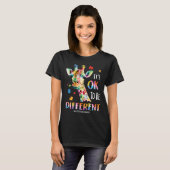 Autisme bewustzijn Vrouw Kind Het is oké om anders T-shirt (Voorkant volledig)