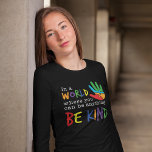 Autisme-bewustzijn waar je alles kunt zijn t-shirt<br><div class="desc">Kleurrijke puzzelstukjes hand in hand met typografie om vriendelijkheid te bepleiten. Dit ontwerp heeft kleuren om het levendig en leuk te maken. Het gezegde daarop geeft een krachtig signaal dat zegt: "In een wereld waar je alles kunt zijn, wees aardig". Geweldig om de wereld te laten zien die je belangrijk...</div>