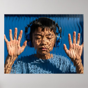 Autistisch Aziatisch jongetje met blauwe ruisonder Poster