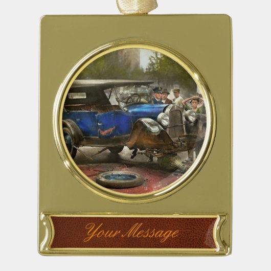 Auto Accident - Het kwam uit het niets van 1926 Verguld Banner Ornament (Voorkant)