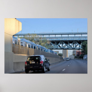 Auto en trein langs snelweg poster