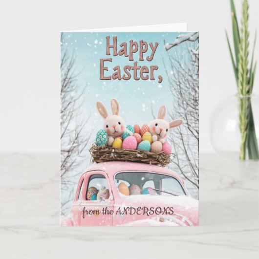 Auto en twee konijnen vol met paaseieren feestdagen kaart (Voorkant)