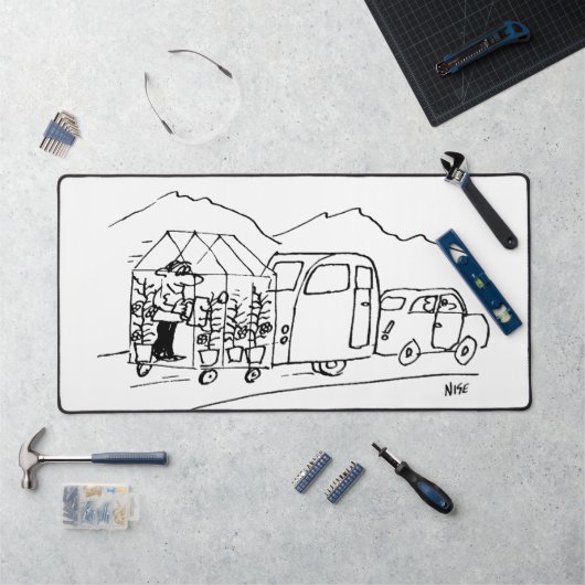 Auto is het slepen van een caravan en een kas. gra bureaumat (Werkstation)