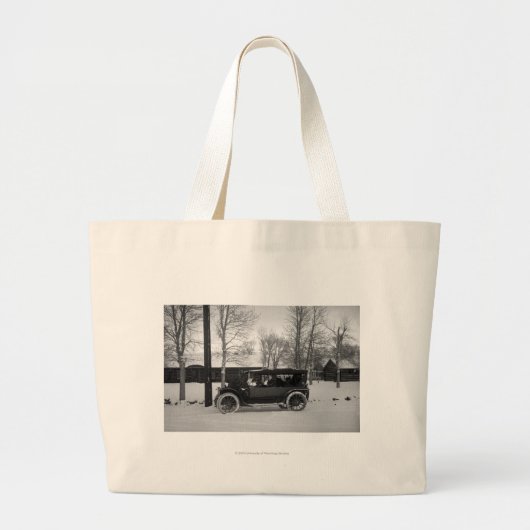 Auto met kerstboom vastgebonden op de kap grote tote bag (Voorkant)