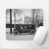 Auto met kerstboom vastgebonden op de kap muismat (Met muis)