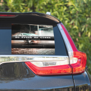 Auto met vermelding van de onderneming die reclame sticker