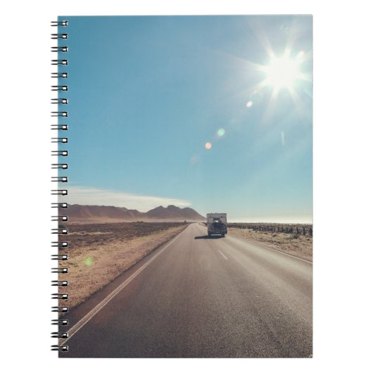 Auto op de zwarte asfaltweg notitieboek (Voorkant)