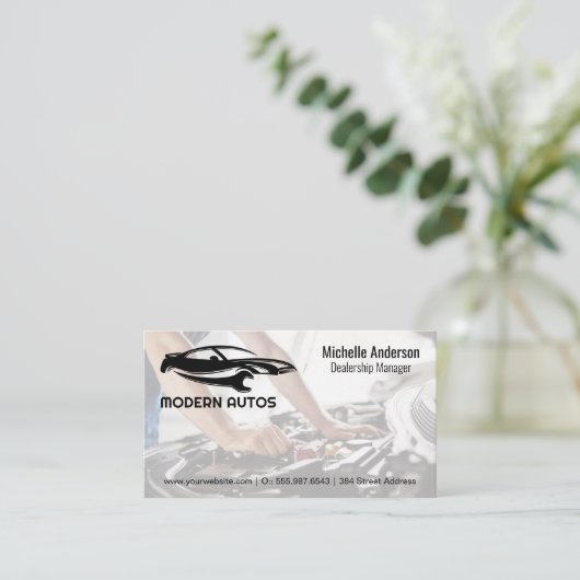 Auto Reparatie Logo | Werktuigkundige werken aan a Visitekaartje (Staand voorkant)