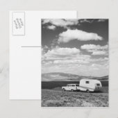 Auto trekken aanhangwagen op de weg briefkaart (Voorkant / Achterkant)