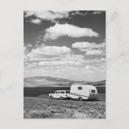 Auto trekken aanhangwagen op de weg briefkaart (Voorkant)