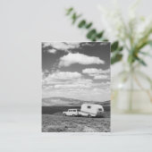 Auto trekken aanhangwagen op de weg briefkaart (Staand voorkant)