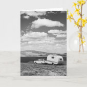 Auto trekken aanhangwagen op de weg kaart (Gele Bloem)