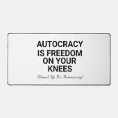 Autocratie is vrijheid op je knieën bureaumat (Voorkant)