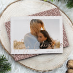 Autografiek | Horizontale foto voor vrolijk kerstf Folie Feestdagenkaart<br><div class="desc">Verstuur vakantiegroeten naar vrienden en familie in chique stijl met onze elegante fotokaarten. Het ontwerp is voorzien van uw favoriete horizontale of landschapsgeoriënteerde foto, voorzien van een dikke witte rand, met "prettige kerst" die bovenaan in het schitterende roos gouden folie handgeschreven script staat afgebeeld. Pas uw familienaam en het jaar...</div>