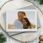 Autografiek | Horizontale foto voor vrolijk kerstf Folie Feestdagenkaart<br><div class="desc">Verstuur vakantiegroeten naar vrienden en familie in chique stijl met onze elegante fotokaarten. Het ontwerp is voorzien van uw favoriete horizontale of landschapsgeoriënteerde foto, voorzien van een dikke witte rand, met "prettige kerst" die bovenaan in het schitterende gouden folie hand-breedschrift is geschetst. Pas uw familienaam en het jaar aan in...</div>