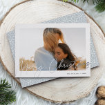 Autografiek | Horizontale foto voor vrolijk kerstf Folie Feestdagenkaart<br><div class="desc">Verstuur vakantiegroeten naar vrienden en familie in chique stijl met onze elegante fotokaarten. Het ontwerp is voorzien van uw favoriete horizontale of landschapsgeoriënteerde foto met een dikke witte rand, met "prettige kerst" bovenaan in het schitteren van een handgeschreven folie met zilveren letters. Pas uw familienaam en het jaar aan in...</div>