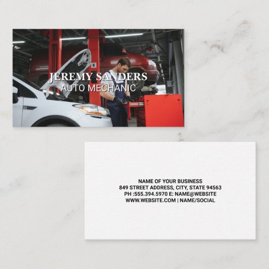 Automonteur werkt aan auto visitekaartje (Voorkant / Achterkant)