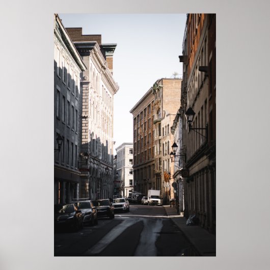 AUTO'S AAN DE ZIJDE VAN DE WEG TUSSEN BUILDIN POSTER (Voorkant)