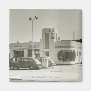 Auto's geparkeerd bij benzinestation magneet