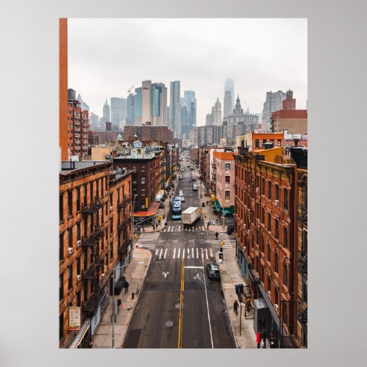 AUTO'S OP DE WEG TUSSEN HOGE GROTE GEBOUWEN TIJDEN POSTER (Voorkant)