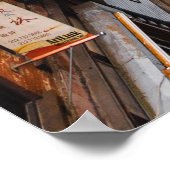 AUTO'S OP DE WEG TUSSEN HOGE GROTE GEBOUWEN TIJDEN POSTER (Hoek)