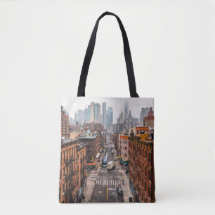 AUTO'S OP DE WEG TUSSEN HOGE GROTE GEBOUWEN TIJDEN TOTE BAG