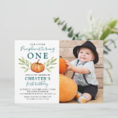 Autumn Greenery Little Pumpkin 1st Birthday Foto Kaart (Staand voorkant)