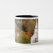 Autumn landschap met kerk, Vermont, VS Tweekleurige Koffiemok (Center)