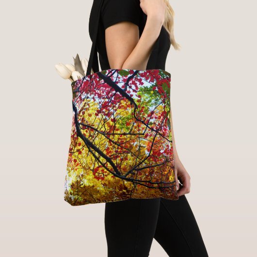 Autumn Leaves in Walden Pond Tote Bag (Dichtbij)