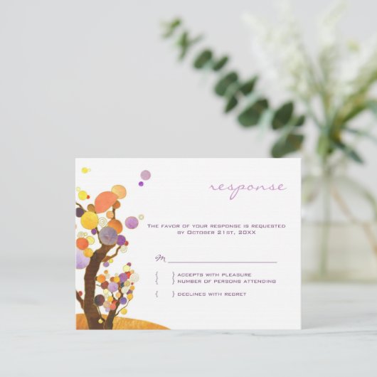 Autumn Love Trees Paarse Wedding RSVP Uitnodiging Briefkaart (Staand voorkant)