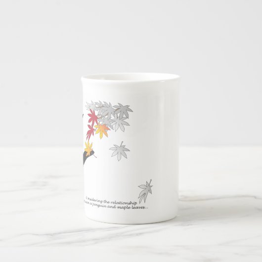 Autumn Maple Leaves en Cute Funny Penguin Porselein Kop (Voorkant)