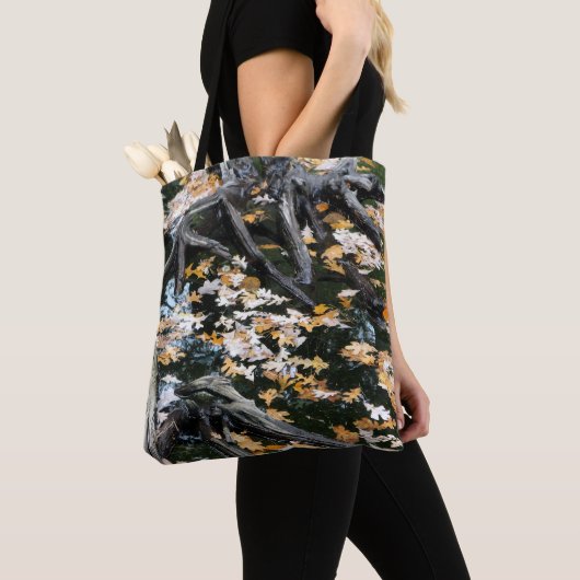 Autumn Otter Pond van Bladeren Tote Bag (Dichtbij)