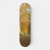 Autumn path with yellow trees and fallen leaves persoonlijk skateboard (Voorkant)