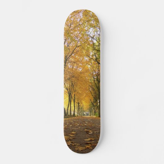 Autumn path with yellow trees and fallen leaves persoonlijk skateboard (Voorkant)