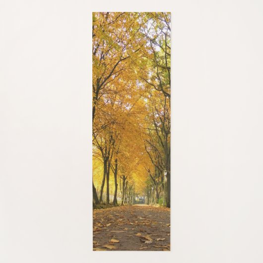Autumn path with yellow trees and fallen leaves yogamat (Voorkant)