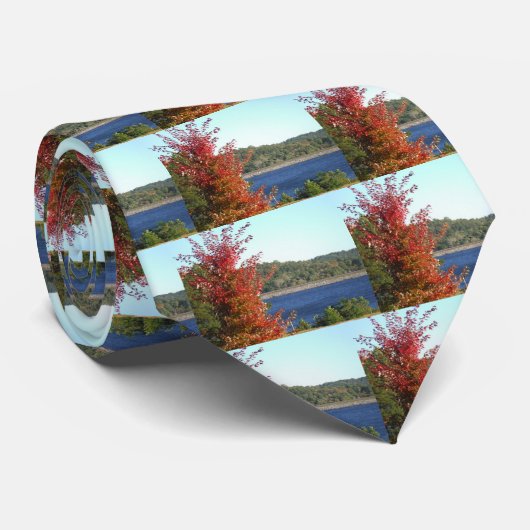 Autumn Red Maple, Blue Mountain Lake Arrowiad Stropdas (Opgerold)