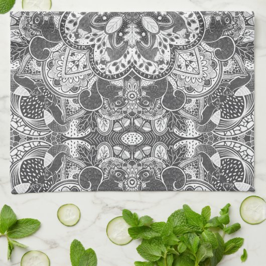 Autumn Squirrel Mandala met de hand getekend Theedoek (Gevouwen)