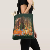 Autumn Vibes, een auto geladen met pompoen Tote Bag (Dichtbij)