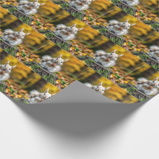 Autumn White Squirrel On a Tree Stump Cadeaupapier (Hoek)