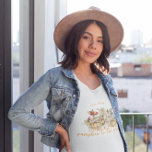 Autumn Woodland pompoen | Mama to Be T-shirt<br><div class="desc">Dit mama t shirt beschikt over schattige herfstbosdieren met pompoenen en een schattig handgeschreven lettertype. Dit shirt is perfect om aan te kondigen dat je verwacht of cadeau te geven voor de beste moeder in je leven. Gezellige herfstlandschappen met droge bladeren, lekkere pompoenen, feeënpaddenstoelen en schattige boskarakters. Gedempte kleuren en...</div>