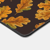 Autumnal eikenbladeren op donkerbruin bureaumat (Hoek)