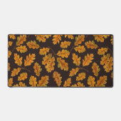 Autumnal eikenbladeren op donkerbruin bureaumat (Voorkant)